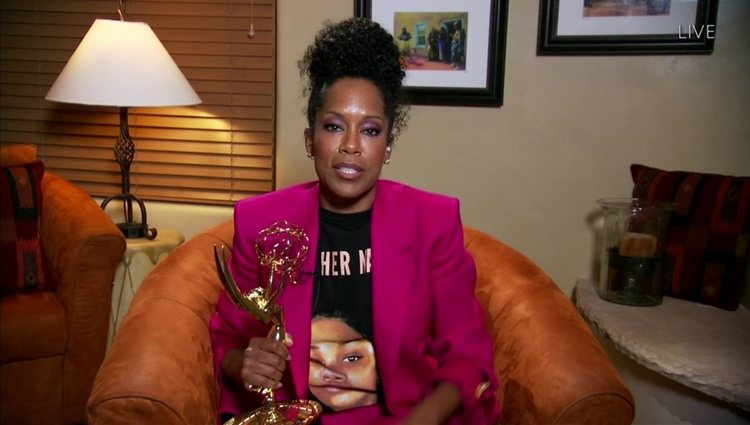 Regina King aceptando su galardón en los Premios Emmy 2020