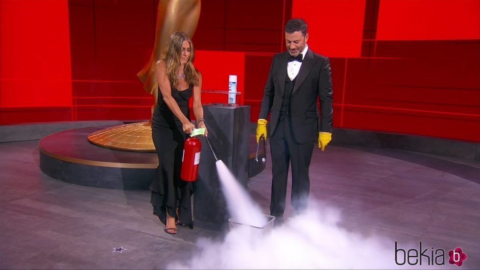 Jennifer Aniston apagando el fuego de Jimmy Kimmel en los Premios Emmy 2020