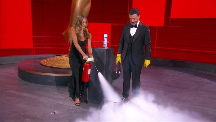 Jennifer Aniston apagando el fuego de Jimmy Kimmel en los Premios Emmy 2020