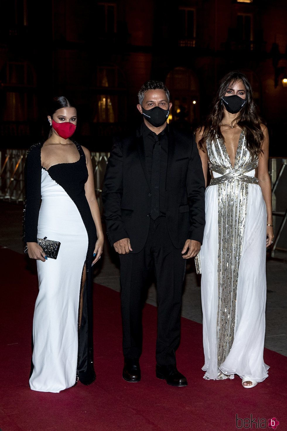 Alejandro Sanz con Rachel Valdés y Manuela Sanz en el Festival de Cine de San Sebastián 2020