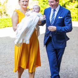 Guillermo y Stéphanie de Luxemburgo con su hijo Carlos de Luxemburgo en su bautizo