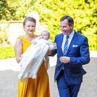 Guillermo y Stéphanie de Luxemburgo con su hijo Carlos de Luxemburgo en su bautizo