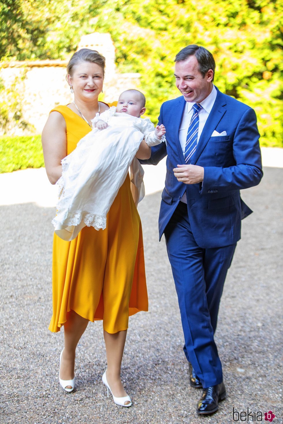 Guillermo y Stéphanie de Luxemburgo con su hijo Carlos de Luxemburgo en su bautizo