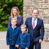 Olivier de Lannoy y Alice de Lannoy con sus hijos en el bautizo de Carlos de Luxemburgo