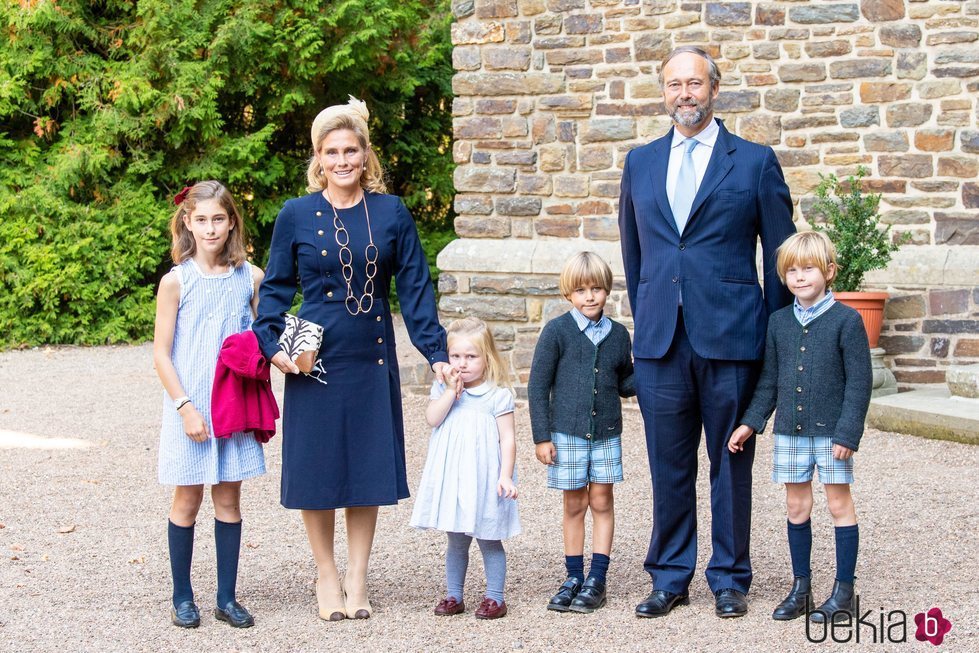 Christian de Lannoy y Luisa de Lannoy con sus hijos en el bautizo de Carlos de Luxemburgo