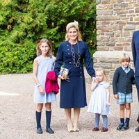 Christian de Lannoy y Luisa de Lannoy con sus hijos en el bautizo de Carlos de Luxemburgo