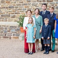 Jean-Charles de le Court e Isabelle de le Court con sus hijos en el bautizo de Carlos de Luxemburgo