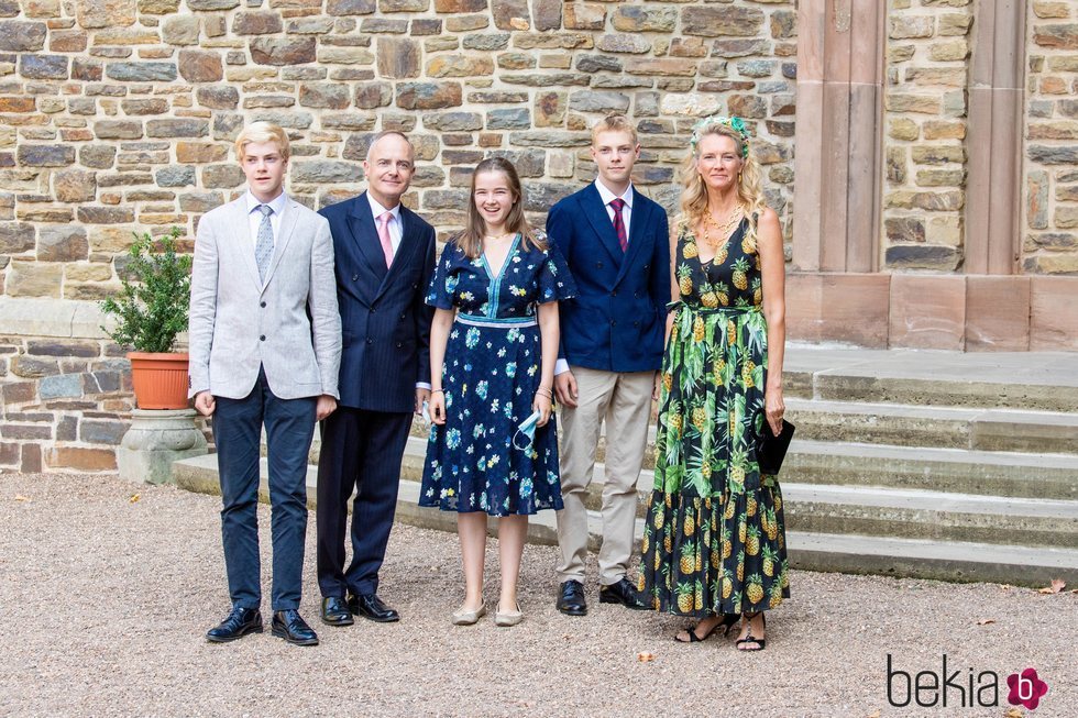 Jehan de Lannoy y Beatrice de Lannoy con sus hijos en el bautizo de Carlos de Luxemburgo