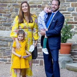 Félix y Claire de Luxemburgo con su hijos Amalia y Liam de Luxemburgo en el bautizo de Carlos de Luxemburgo