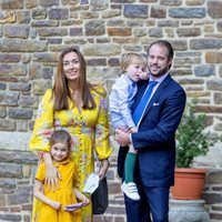 Félix y Claire de Luxemburgo con su hijos Amalia y Liam de Luxemburgo en el bautizo de Carlos de Luxemburgo