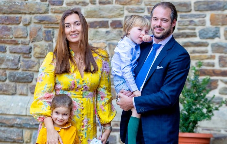 Félix y Claire de Luxemburgo con su hijos Amalia y Liam de Luxemburgo en el bautizo de Carlos de Luxemburgo