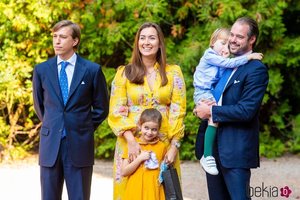 Luis de Luxemburgo, Félix y Claire de Luxemburgo con sus hijos Amalia y Liam de Luxemburgo en el bautizo de Carlos de Luxemburgo