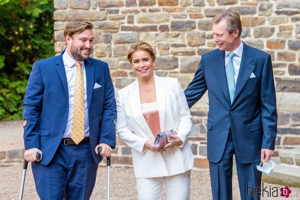 Enrique y María de Teresa de Luxemburgo y su hijo Sebastián de Luxemburgo en el bautizo de Carlos de Luxemburgo