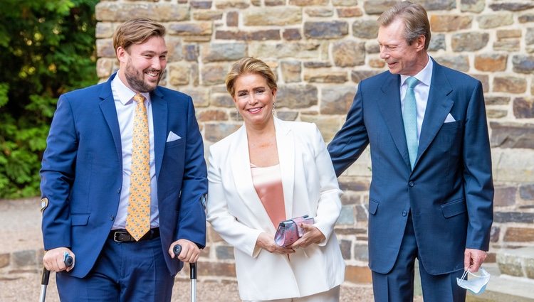 Enrique y María de Teresa de Luxemburgo y su hijo Sebastián de Luxemburgo en el bautizo de Carlos de Luxemburgo