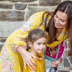 Claire de Luxemburgo y su hija Amalia de Luxemburgo en el bautizo de Carlos de Luxemburgo