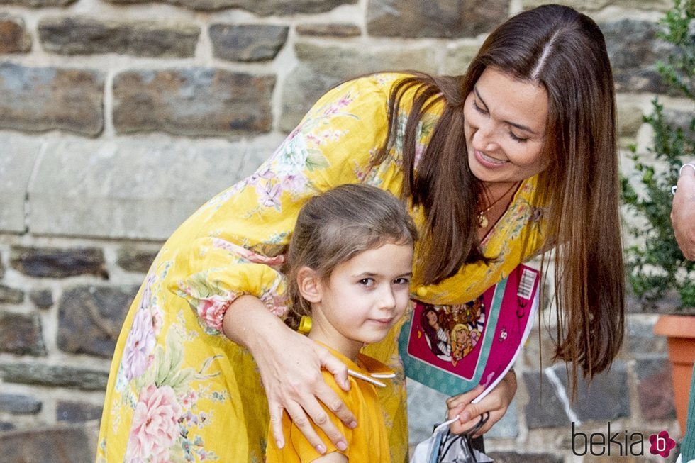 Claire de Luxemburgo y su hija Amalia de Luxemburgo en el bautizo de Carlos de Luxemburgo