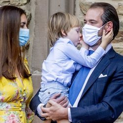 Félix y Claire de Luxemburgo y su hijo Liam de Luxemburgo en el bautizo de Carlos de Luxemburgo