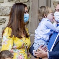 Félix y Claire de Luxemburgo y su hijo Liam de Luxemburgo en el bautizo de Carlos de Luxemburgo