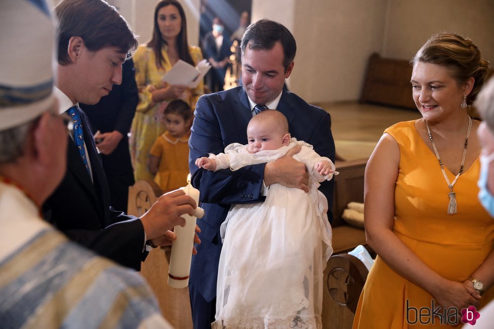 Luis de Luxemburgo ejerce como padrino de Carlos de Luxemburgo en presencia de Guillermo y Stéphanie de Luxemburgo