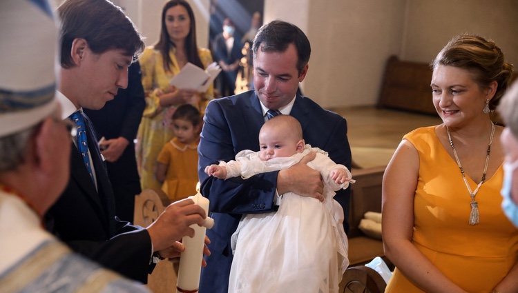 Luis de Luxemburgo ejerce como padrino de Carlos de Luxemburgo en presencia de Guillermo y Stéphanie de Luxemburgo