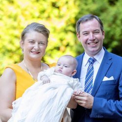 Carlos de Luxemburgo con sus padres, Guillermo y Stéphanie de Luxemburgo, en su bautizo