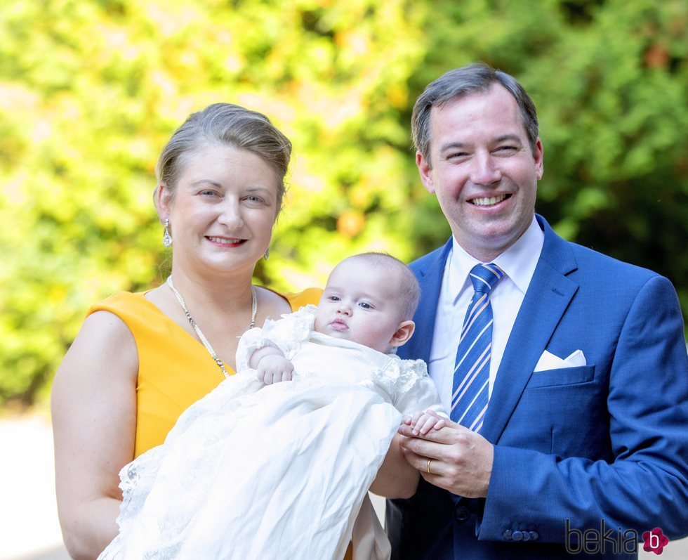 Carlos de Luxemburgo con sus padres, Guillermo y Stéphanie de Luxemburgo, en su bautizo