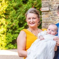 Guillermo y Stéphanie de Luxemburgo con su hijo Carlos de Luxemburgo en la celebración de su bautizo