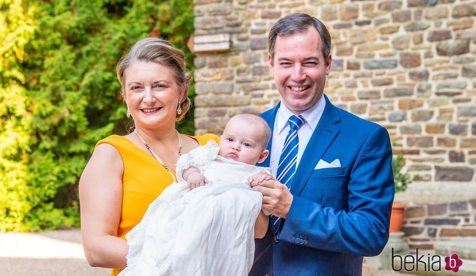 Guillermo y Stéphanie de Luxemburgo con su hijo Carlos de Luxemburgo en la celebración de su bautizo