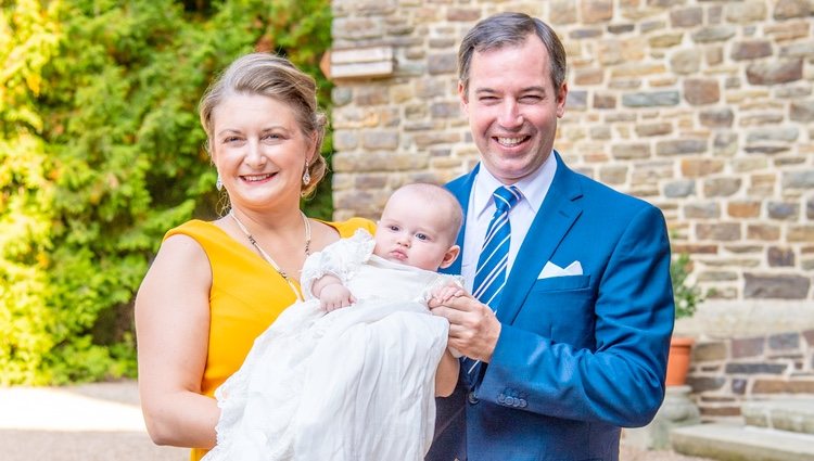 Guillermo y Stéphanie de Luxemburgo con su hijo Carlos de Luxemburgo en la celebración de su bautizo