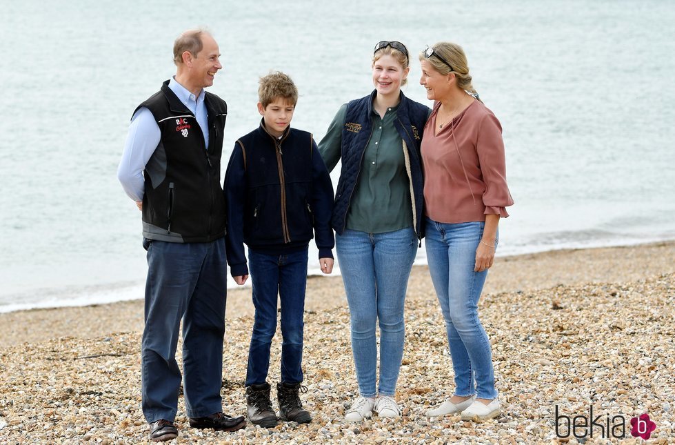 Los Condes de Wessex y sus hijos en Great British Beach Cleans en Southsea