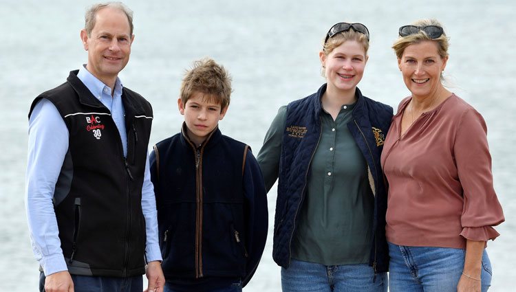 Los Condes de Wessex y sus hijos en Great British Beach Cleans en Southsea