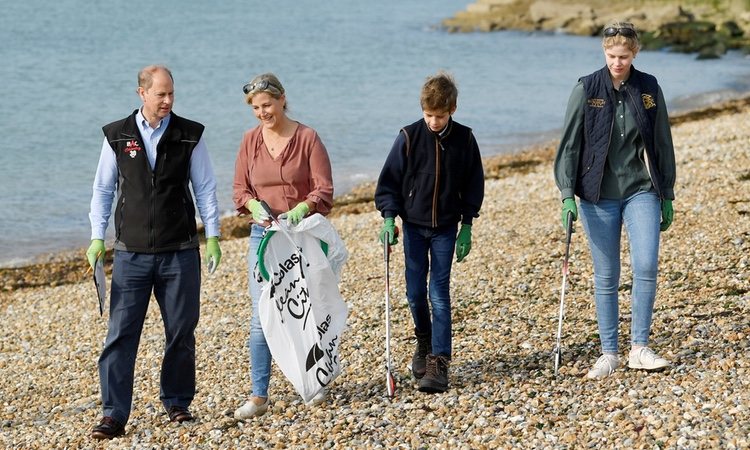 Los Condes de Wessex y sus hijos Lady Louise y James Mountbatten recogiendo basura en la playa