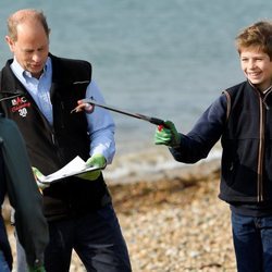 James Mountbatten-Windsor bromea con su hermana Lady Louise durante una recogida de basura en la playa