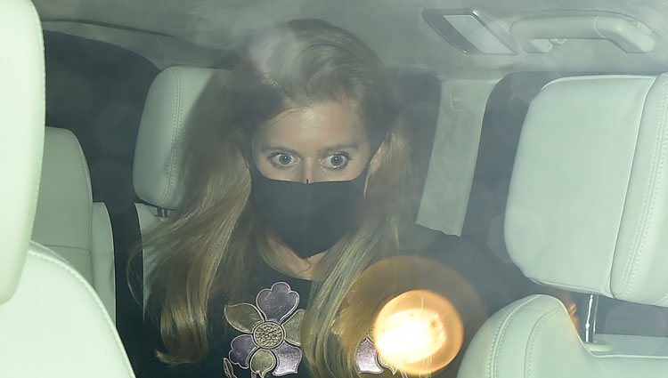 Beatriz de York montada en un coche tras salir de fiesta en Londres