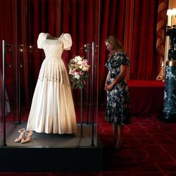 La Princesa Beatriz de York contempla su vestido de novia en el Castillo de Windsor