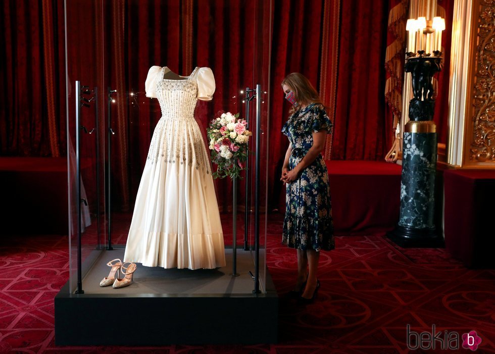 La Princesa Beatriz de York contempla su vestido de novia en el Castillo de Windsor