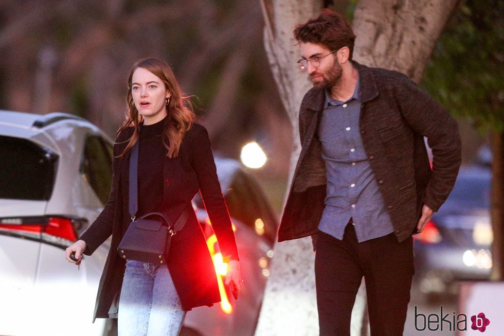 Emma Stone y Dave McCary paseando por Los Ángeles