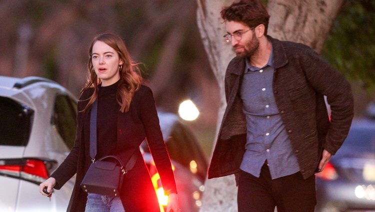 Emma Stone y Dave McCary paseando por Los Ángeles