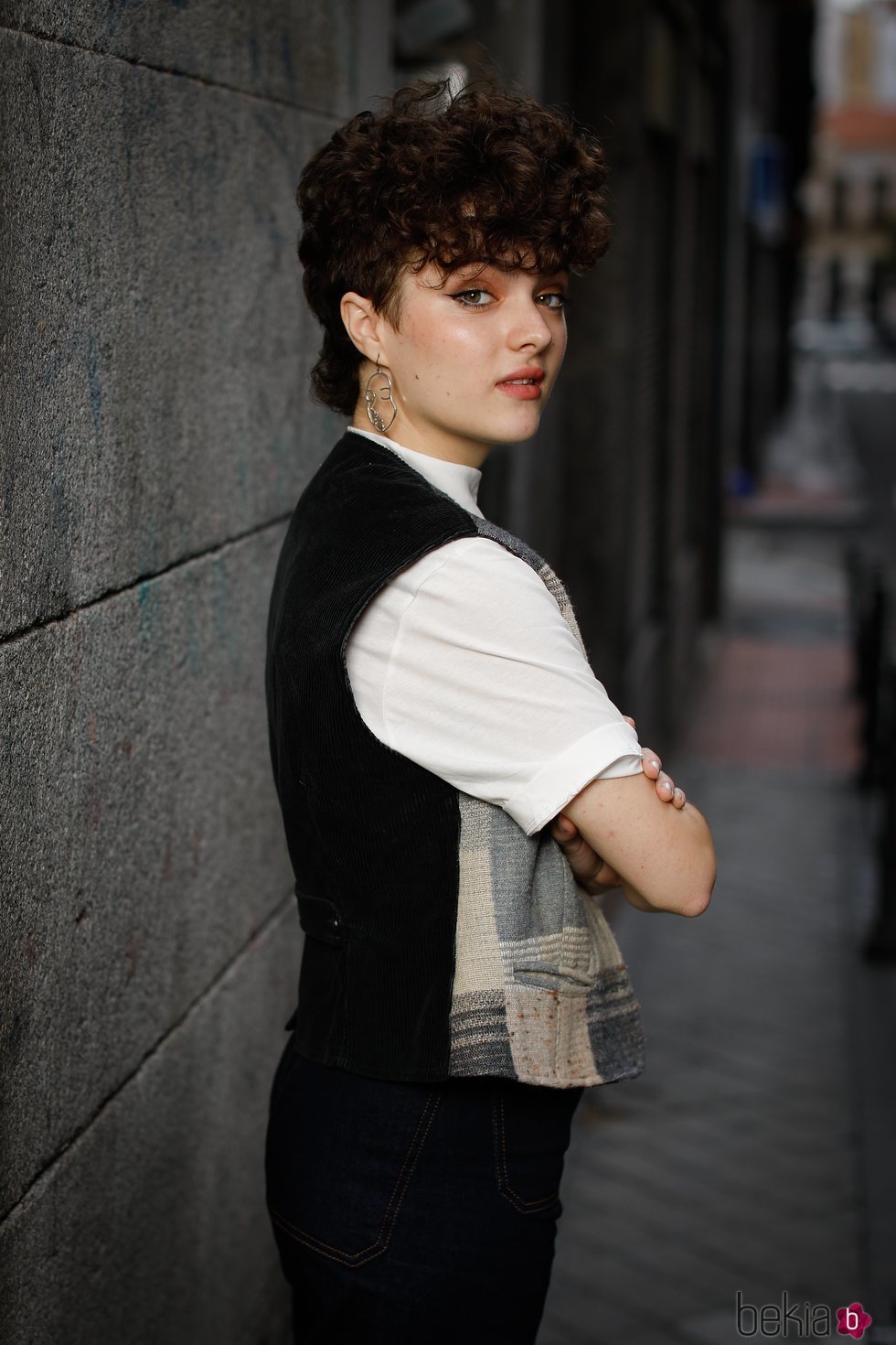 Anne Lukin posando en una calle de Madrid