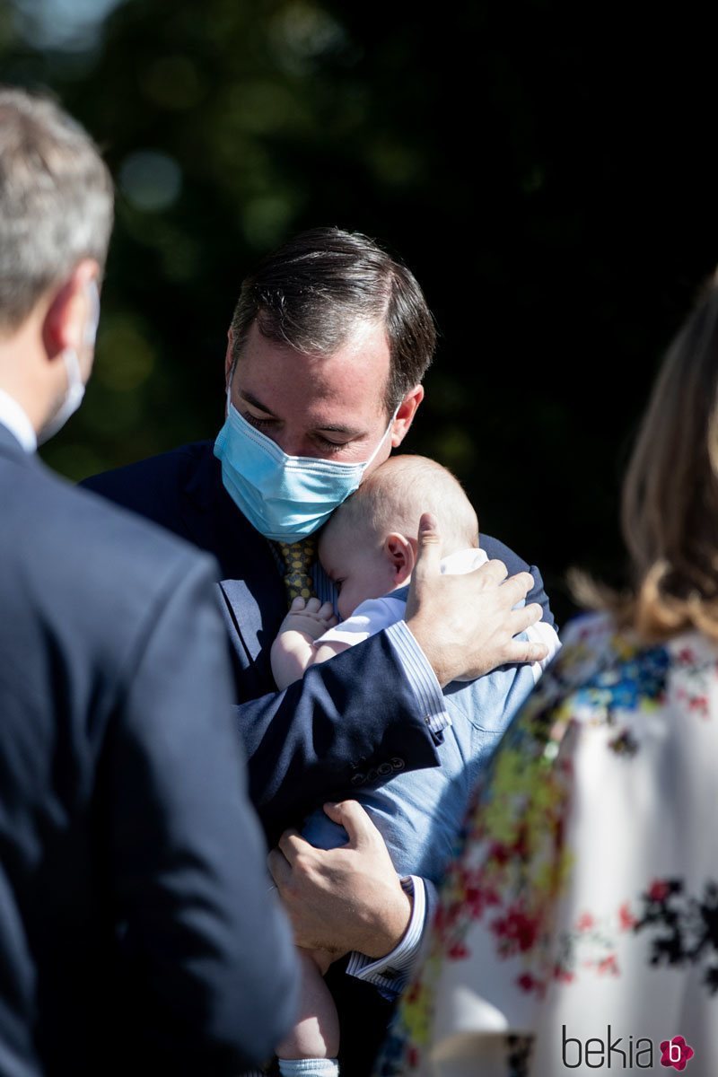 Guillermo de Luxemburgo, muy cariñoso con su hijo Carlos de Luxemburgo en su primer acto oficial