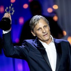 Viggo Mortensen con su Premio Donostia en el Festival de Cine de San Sebastián 2020