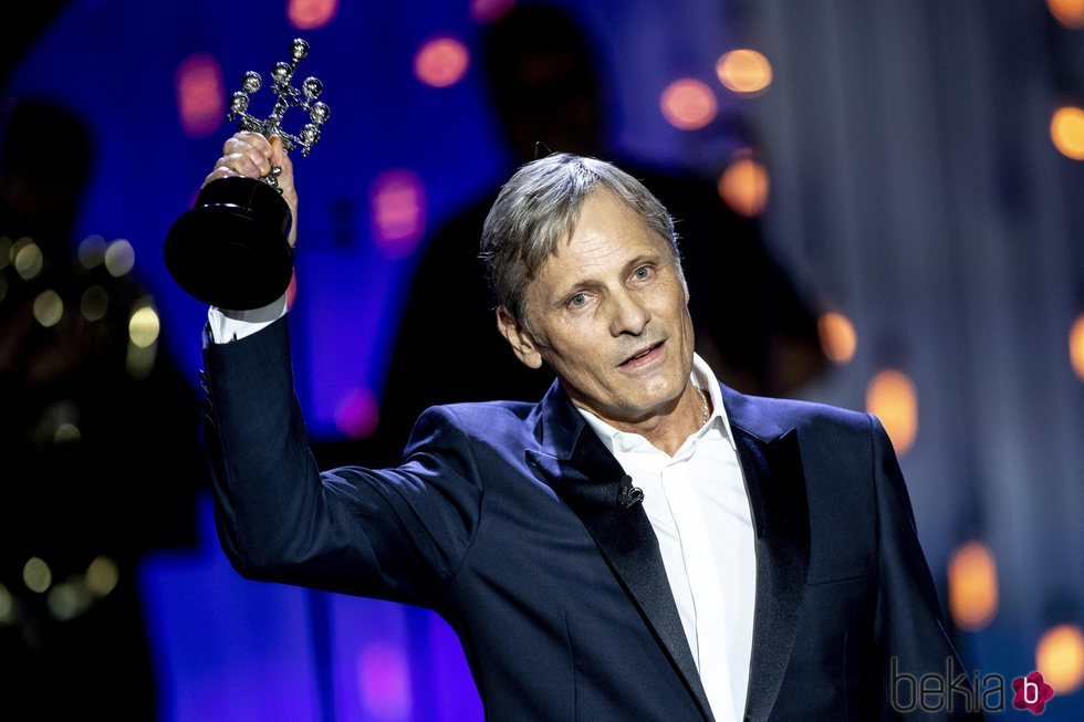 Viggo Mortensen con su Premio Donostia en el Festival de Cine de San Sebastián 2020