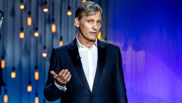 Viggo Mortensen recogiendo su Premio Donostia en el Festival de Cine de San Sebastián 2020