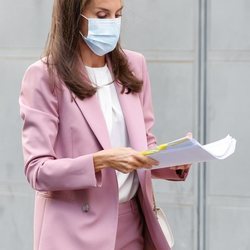 La Reina Letizia repasando la documentación en el acto del Día Mundial de la Investigación en Cáncer