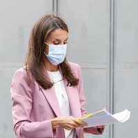 La Reina Letizia repasando la documentación en el acto del Día Mundial de la Investigación en Cáncer