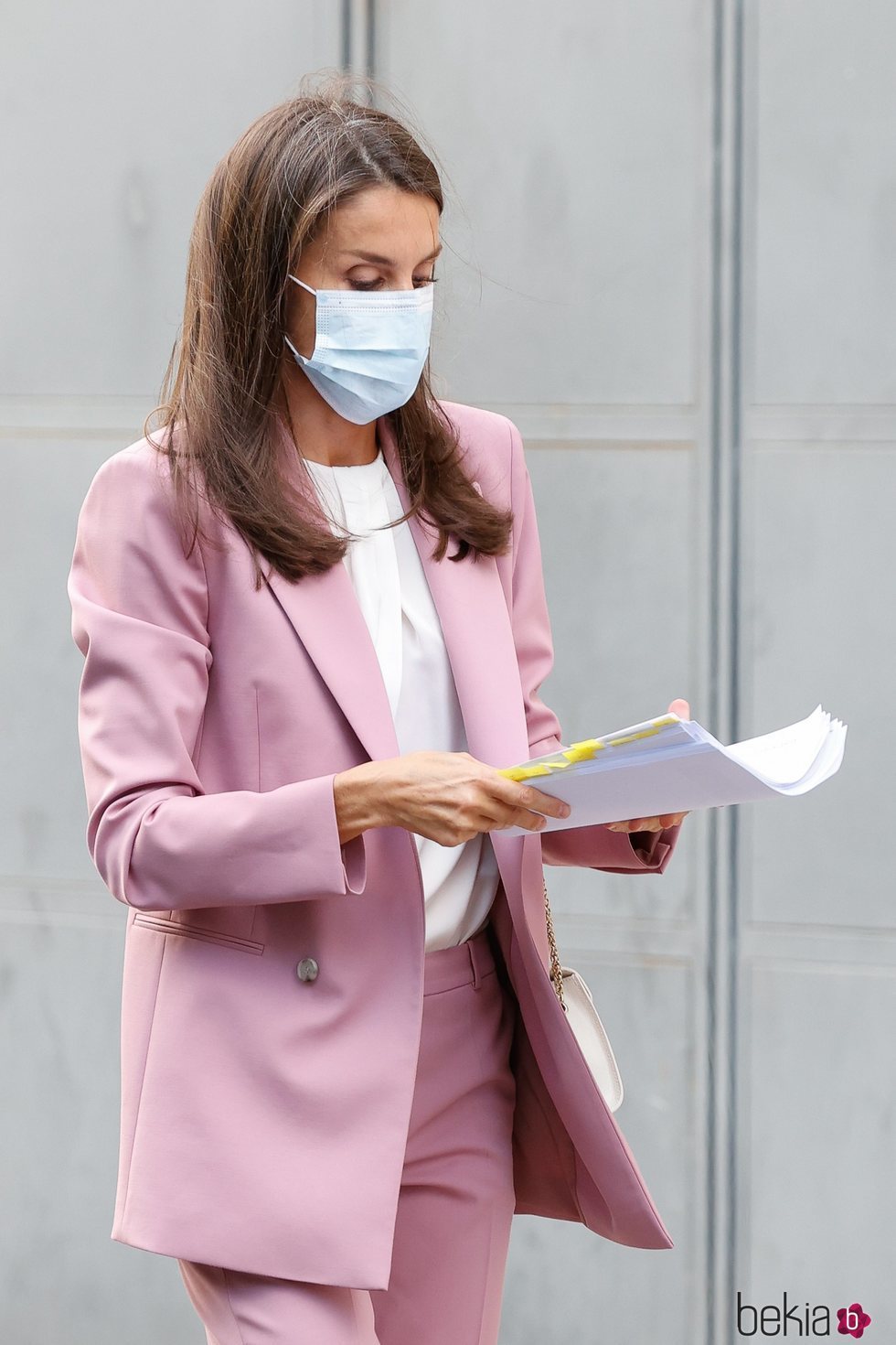 La Reina Letizia repasando la documentación en el acto del Día Mundial de la Investigación en Cáncer