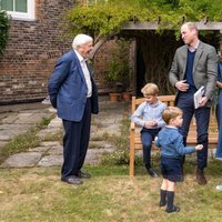 El Príncipe Guillermo y Kate Middleton y sus hijos Jorge, Carlota y Luis con David Attenborough