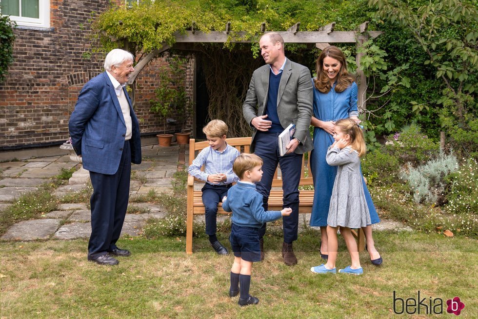 El Príncipe Guillermo y Kate Middleton y sus hijos Jorge, Carlota y Luis con David Attenborough