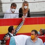 Enrique Ponce dando la mano a Ana Soria en la plaza de toros de Granada