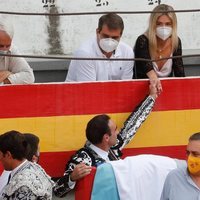 Enrique Ponce dando la mano a Ana Soria en la plaza de toros de Granada